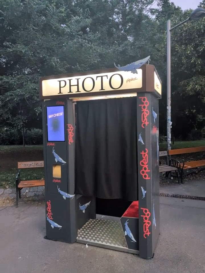 Klassische Fotokabine mit Vorhang